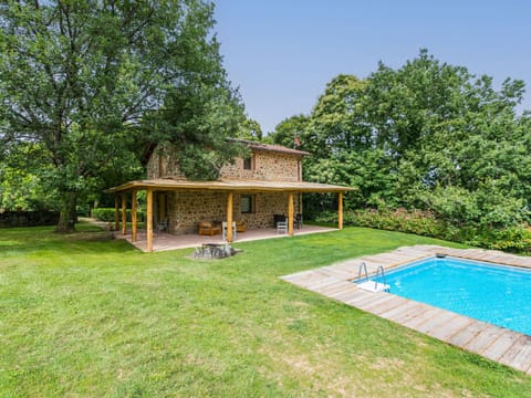 Plant, Sky, Tree, Shade, Building, Swimming Pool, Leisure, Grass, Landscape, Lawn