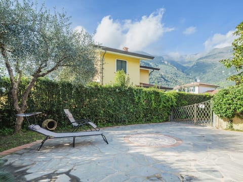 Plant, Cloud, Sky, Building, Window, Outdoor Bench, House, Road Surface, Tree, Outdoor Furniture