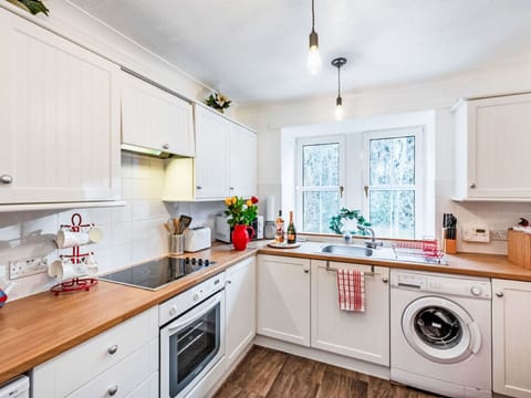 Property, Water, Sky, Interior Design, Building, Swimming Pool, Leisure, Shade, Tree, Condominium