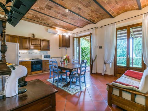 Table, Furniture, Window, Wood, Couch, Interior Design, Floor, Living Room, Flooring, Building