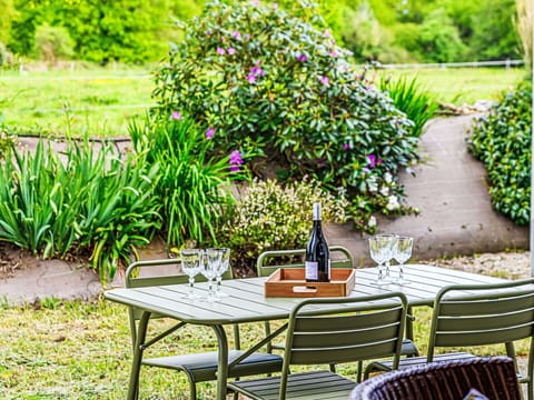 Water, Plant, Building, Sky, Property, Cloud, Swimming Pool, Azure, Window, House