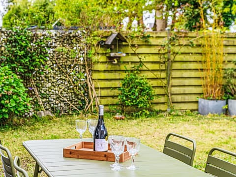 Water, Plant, Building, Sky, Property, Cloud, Swimming Pool, Azure, Window, House