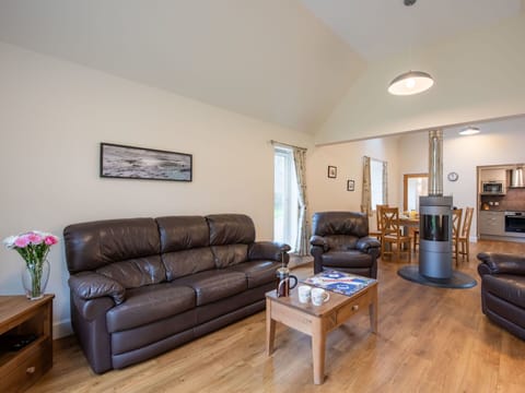 Table, Property, Couch, Furniture, Picture Frame, Wood, Comfort, Interior Design, Houseplant, Studio Couch