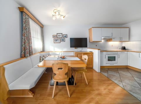 Apartment tyrolean style | In-room dining