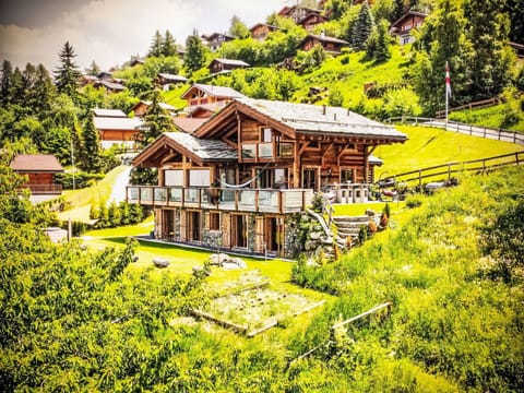 Plant, Building, Natural Landscape, Tree, Slope, Land Lot, House, Vegetation, Cloud, Biome