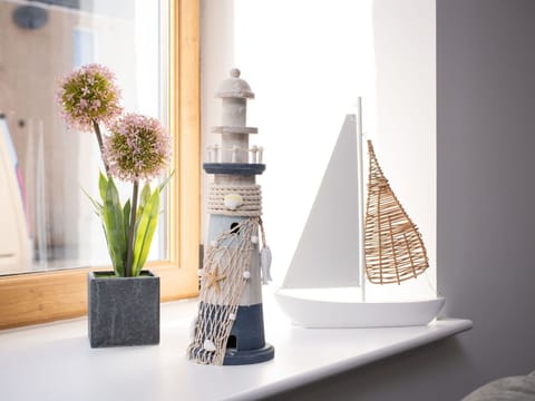 Property, Flower, Plant, Wood, Vase, Interior Design, Architecture, Flowerpot, Rectangle, Wall