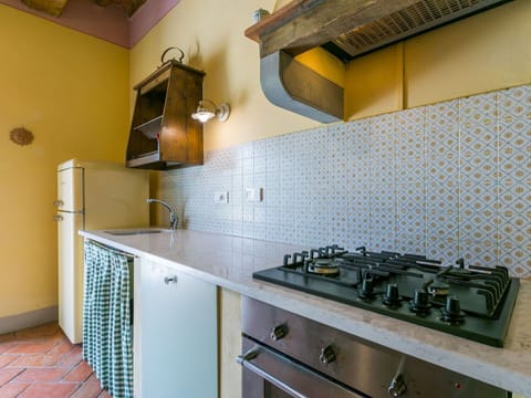 Water, Sky, Building, Plant, Property, Blue, Window, Azure, Swimming Pool, Tree