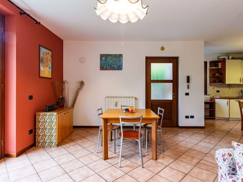 Table, Furniture, Property, Chair, Wood, Houseplant, Interior Design, Building, Architecture, Picture Frame