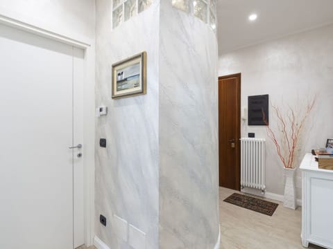 Property, Cabinetry, Door, Building, Wood, Lighting, Interior Design, Floor, Picture Frame