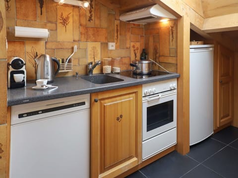 Countertop, Cabinetry, Kitchen Sink, Kitchen Appliance, Kitchen, Tap, Home Appliance, Kitchen Stove, Wood, Lighting