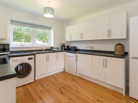 Cabinetry, Countertop, Property, Kitchen Sink, Kitchen Stove, Sink, Kitchen, Wood, Kitchen Appliance, Window