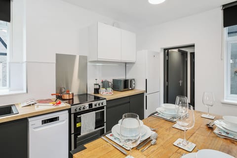 Business Apartment, Patio, Partial Sea View | Private kitchen | Full-size fridge, microwave, oven, stovetop