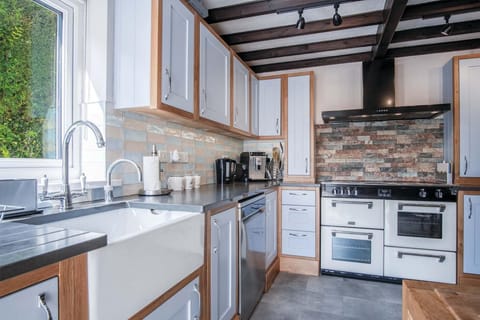 Bryn View – 5 Bedroom Holiday Home – Oxwich (5924)