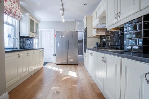 Overland Road – 4 Bedroom House – Mumbles (5823)