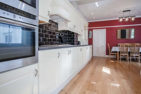 Overland Road – 4 Bedroom House – Mumbles (5827)