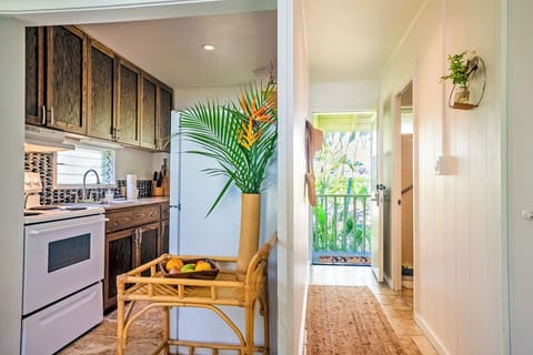 Condo, 1 Queen Bed, Balcony, Ocean View ( 17) | Private kitchen | Coffee/tea maker