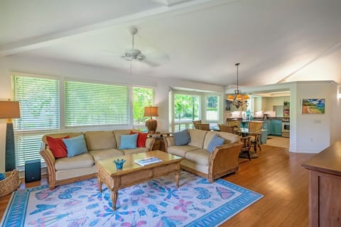 House, Multiple Beds, Hot Tub, Garden View (40) | Living area | MP3 dock