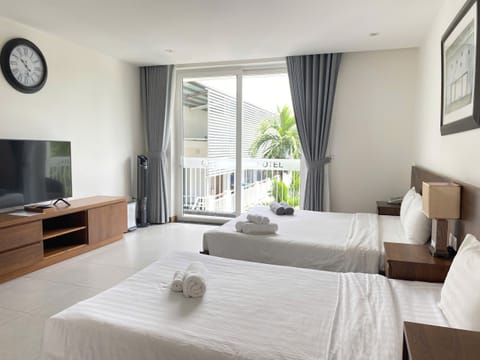 Deluxe Double Room, Garden View | In-room safe, desk, soundproofing, iron/ironing board