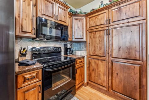 Kitchen: Well-equipped kitchen, updated appliances, drip coffee maker, crockpot, blender, kitchen bar with 2 bar stools