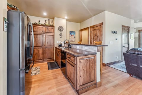 Kitchen: Well-equipped kitchen, updated appliances, drip coffee maker, crockpot, blender, kitchen bar with 2 bar stools
