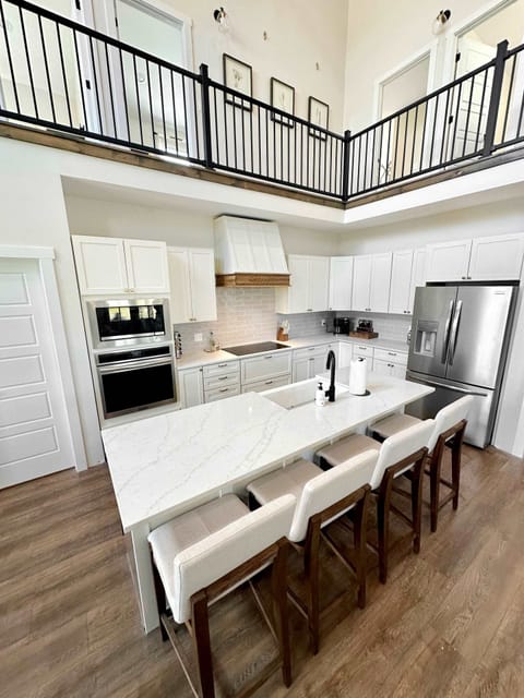 Discover culinary bliss in our brand new, fully stocked kitchen, complete with modern appliances and all the essentials you need. Whether you're a gourmet chef or a casual cook, this space is ready to inspire your next meal