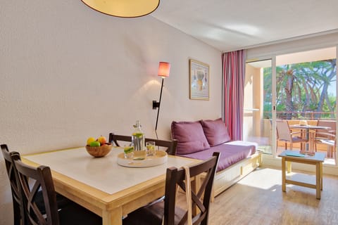 Apartment 4 people - 1 bedroom - Terrace or balcony - Garden view | Living room | TV, books