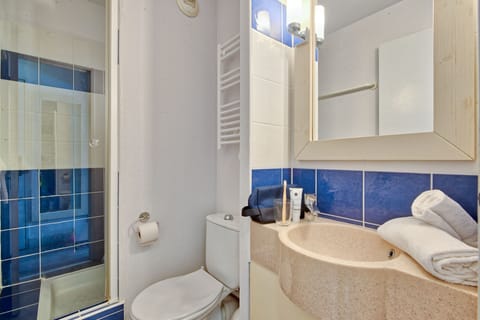 Apartment 6 people - 1 bedroom + 1 sleeping alcove - Terrace or balcony - Garden view | Bathroom | Towels