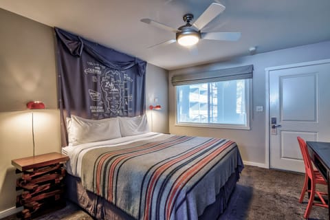 Standard Room, 1 King Bed | Premium bedding, in-room safe, desk, iron/ironing board