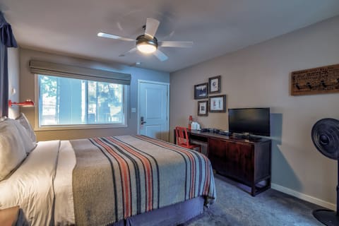 Standard Room, 1 King Bed | Premium bedding, in-room safe, desk, iron/ironing board