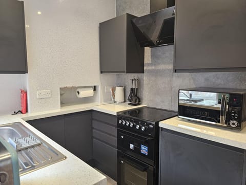 House | Private kitchen | Fridge, microwave, oven, stovetop