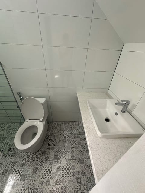 Superior Twin Room, City View | Bathroom | Shower, free toiletries, towels, toilet paper