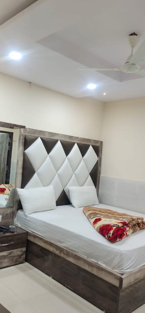 Deluxe Room, City View | Free WiFi, bed sheets