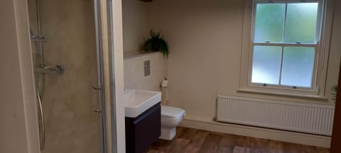 Suite, Ensuite (Resolution) | Bathroom | Shower, free toiletries, hair dryer, towels