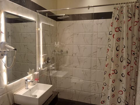 Deluxe Double or Twin Room | Bathroom | Shower, hair dryer, towels, soap