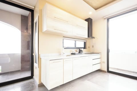 Deluxe Studio Suite, Kitchenette, City View | Private kitchen | Mini-fridge, coffee/tea maker