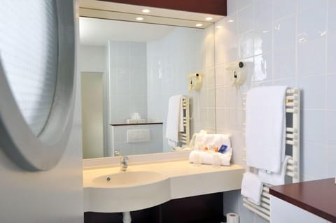 Quad Suite | Bathroom | Free toiletries, hair dryer, towels