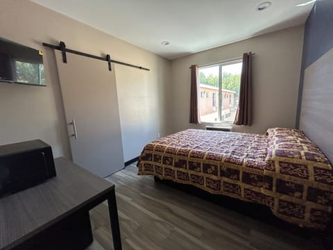 Single Room, 1 Queen Bed, Non Smoking | Free WiFi, bed sheets