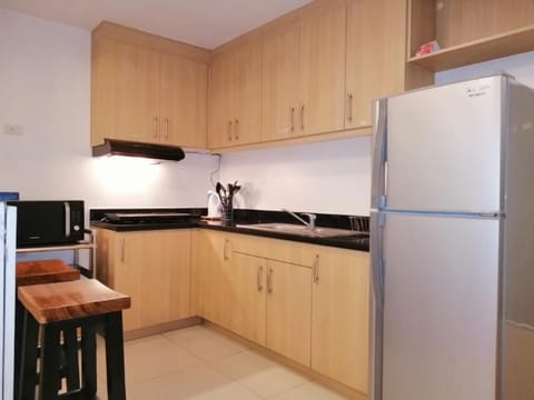 Deluxe Studio | Private kitchen | Fridge, microwave, stovetop, rice cooker