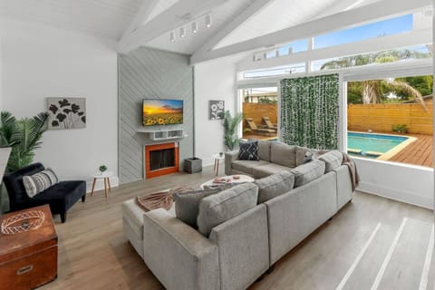 Enjoy a seamless indoor-outdoor experience in this bright living room, featuring stunning views of the pool for a relaxing and inviting atmosphere.