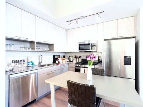 Luxury Apartment, Balcony, Harbor View | Private kitchen