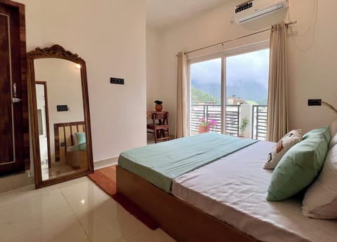 Luxury Double Room, Balcony, Mountain View | Desk, laptop workspace, free WiFi