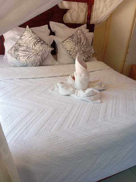 Deluxe Room, Balcony, Park View | Free WiFi, bed sheets