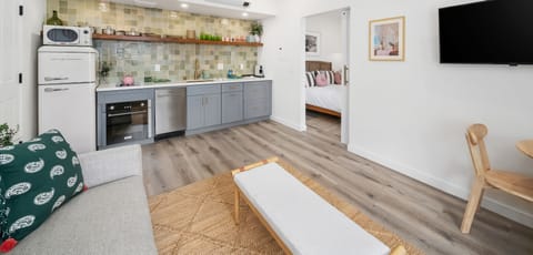 Deluxe Suite, City View | Private kitchen | Fridge, microwave, oven, stovetop