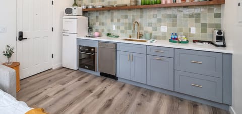 Deluxe Suite, City View | Private kitchen | Fridge, microwave, oven, stovetop