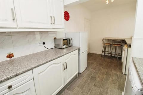 House | Private kitchen | Fridge, microwave, oven, stovetop