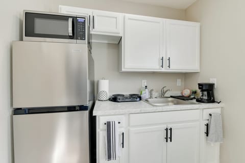 Microwave, cookware/dishes/utensils, paper towels