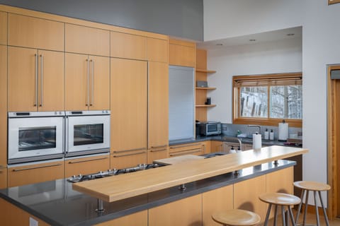 Modern, fully appointed kitchen