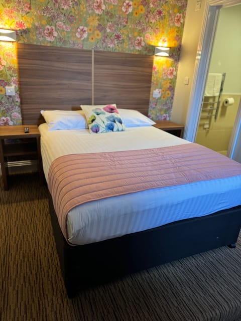 Standard Double Room | Free WiFi, bed sheets