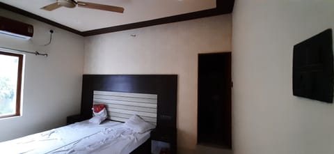 Standard Room, 1 Double Bed, Smoking | Premium bedding, free WiFi, bed sheets