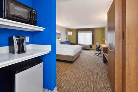 Suite, 1 King Bed | In-room safe, desk, blackout drapes, iron/ironing board